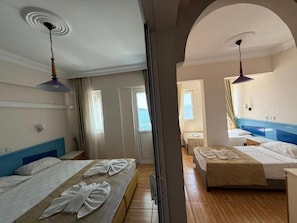 Chambre quadruple Confort, vue sur la mer | Accès au Wi-Fi (inclus), literie fournie
