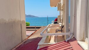 A balcony with a view of the sea, a chair, and a table. - Er-Öz Hotel & Restaurant (Fethiye)