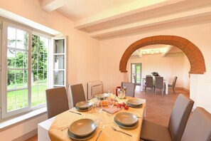 Villa Lune de Miel, 5 chambres, cÎté montagne (Amazing Villa Chimera Green 10) | Salle à manger