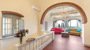 Honeymoon Villa, 5 Bedrooms, Mountainside (Amazing Villa Chimera Green 10) | Interior