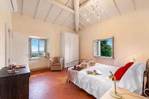 Honeymoon Villa, Multiple Bedrooms, Mountainside (Villa Chimera Green 10 with Pool &) | 5 bedrooms, WiFi - Amazing Villa Chimera Green 10 Pool&Gym  (Arezzo)