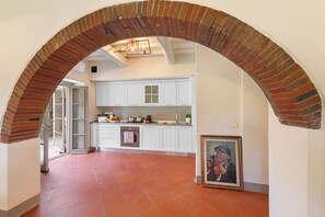 Häämatkahuvila, 5 makuuhuonetta, vuorten lähellä (Amazing Villa La Poggiola 10 ) | Yksityinen keittiö | Jääkaappi, uuni, liesi, astianpesukone