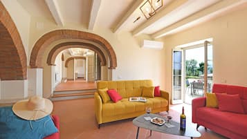 Honeymoon Villa, Multiple Bedrooms, Mountainside (Villa Chimera Green 10 with Pool &) | Interior