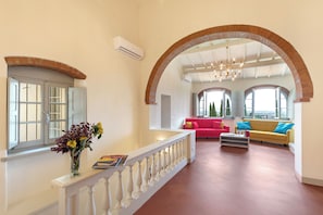 Honeymoon Villa, Multiple Bedrooms, Mountainside (Amazing Villa Chimera Green 10) | Interior