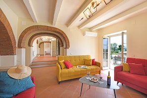 Honeymoon Villa, Multiple Bedrooms, Mountainside (Amazing Villa Chimera Green 10) | Interior