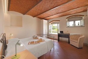5 bedrooms, iron/ironing board, free WiFi, bed sheets
