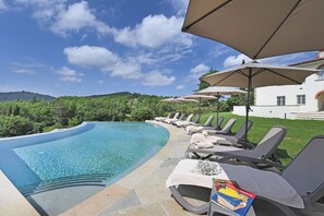 Villa de luna de miel, varias habitaciones, junto a la montaña (Villa Chimera Green 10 with Pool &) | Piscina | Una piscina al aire libre de temporada