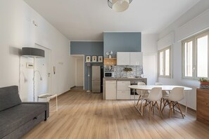 シティ アパートメント | 専用キッチン | 大型冷蔵庫、電子レンジ、オーブン、コンロ