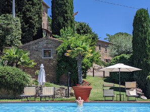 Sesongbasert utendørsbasseng, bassengparasoller og solsenger