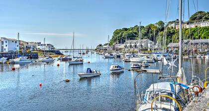 Spectacular Harbour and Mountain Views, Porthmadog, Snowdonia, Sleeps 9