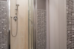 Douche, sĂšche-cheveux, bidet, serviettes fournies