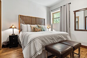 4 bedrooms, iron/ironing board, WiFi, bed sheets