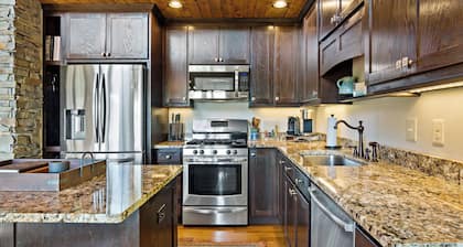 Welcome to Grandview Lodge! A 4 bedroom, 4 bath Mountain Sanctuary with Mtn View