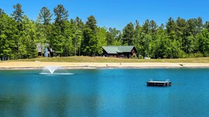 A lakeside property with a cabin, a dock, and a fountain. - Welcome to Grandview Lodge! A 4 bedroom, 4 bath Mountain Sanctuary with Mtn View (Nebo)