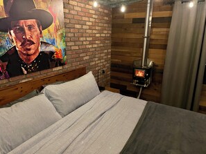 1 bedroom, desk, free WiFi, bed sheets - Pickleball Cabin with Outdoor Kitchen (Alpine)