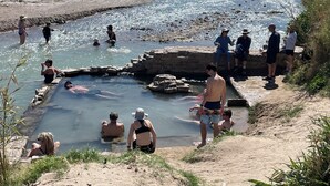 Une zone de sources chaudes naturelles où les gens se baignent et se détendent.