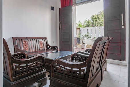 Lobby. Hotel O Guest House Pahlawan Syariah