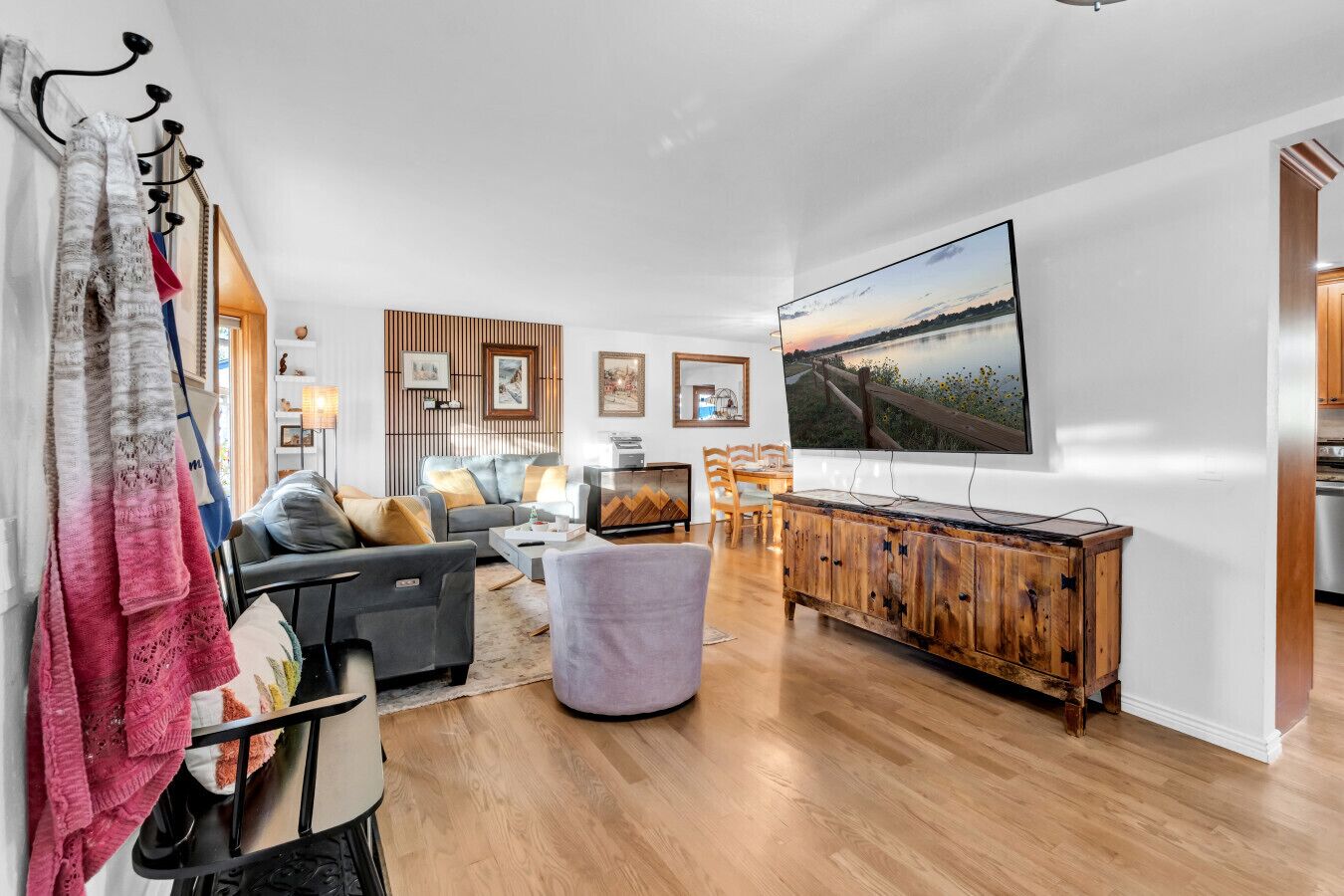 Smart TV, fireplace, books, offices