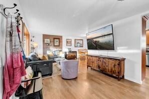 Smart-TV, Kamin, Bücher, Arbeitsbereiche