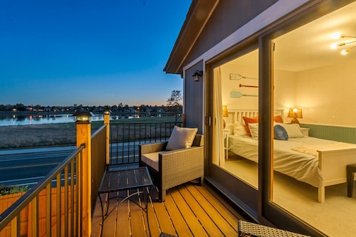 Luxury Lakeview Home Near, Private Heated Pool Open, Near Denver, Walkable Lake, Dog OK