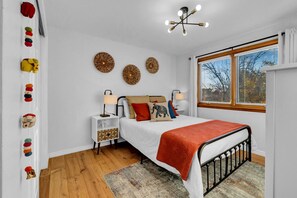 4 Schlafzimmer, Schreibtisch, Reisekinderbett, kostenloses WLAN