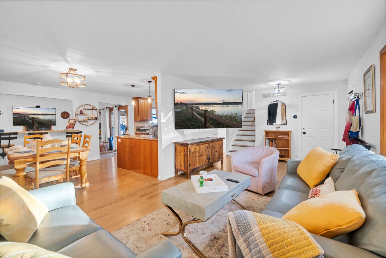 Una Smart TV, una chimenea, libros, una oficina