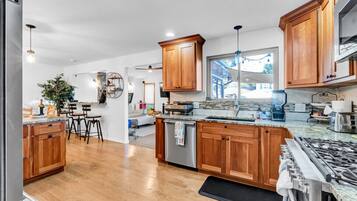 Een koelkast, een magnetron, een oven, een kookplaat