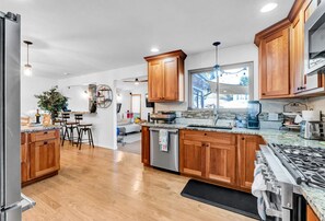 Een koelkast, een magnetron, een oven, een kookplaat