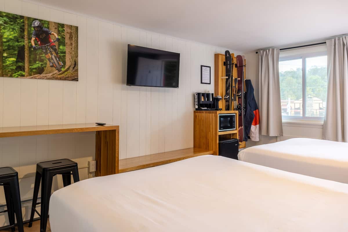 Memory-foam beds, desk, free WiFi, bed sheets