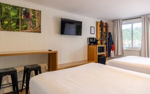 ห้องพรีเมียม, เตียงใหญ่ 2 เตียง | เตียงเมมโมรีโฟม, โต๊ะทำงาน, Wi-Fi ฟรี, ผ้าปูที่นอน