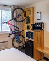 Premium Room, 1 Queen Bed | Memory foam beds, desk, free WiFi, bed sheets