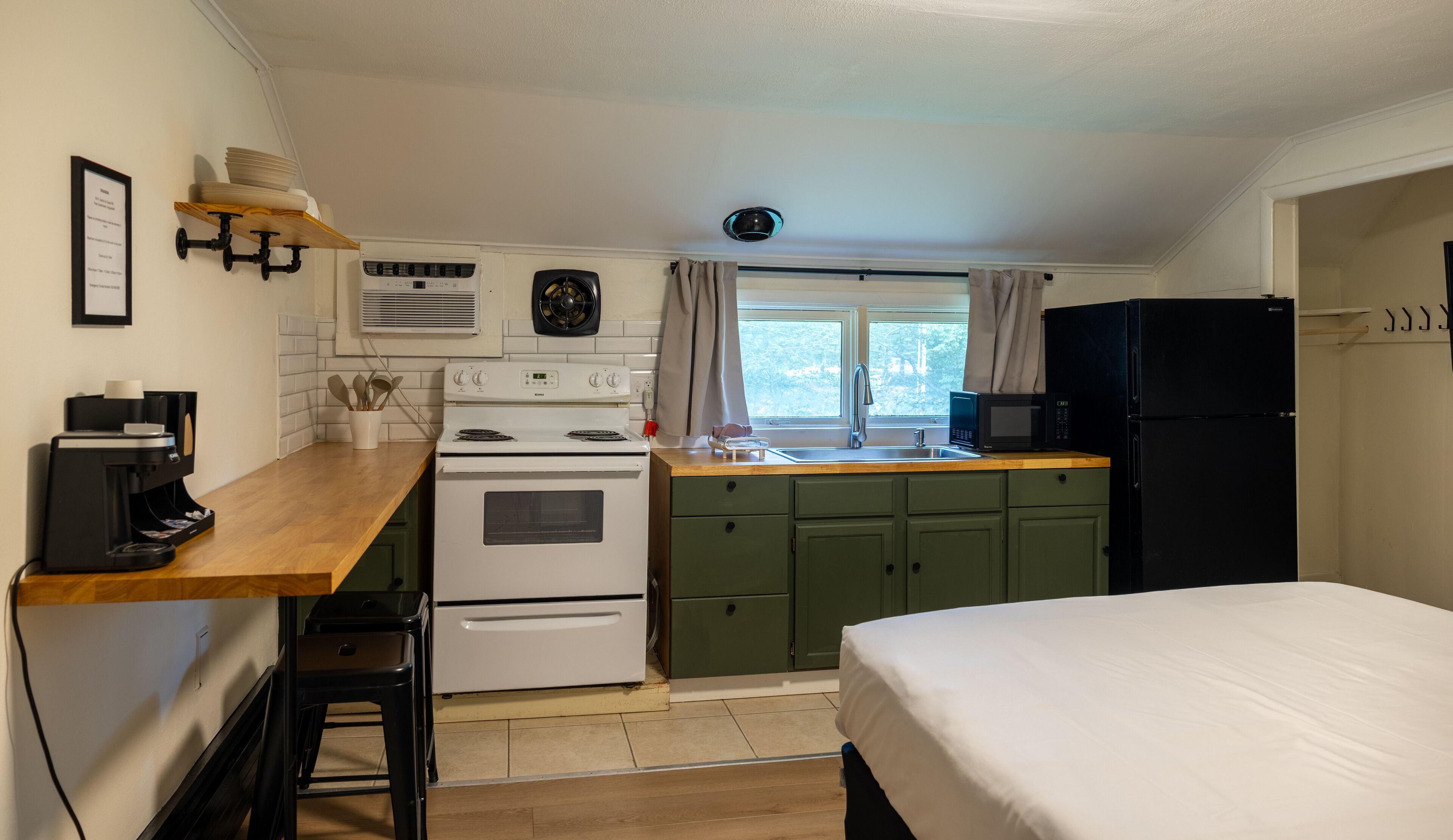 Eenvoudige studio suite | Bedden met traagschuimmatras, een bureau, gratis wifi, beddengoed