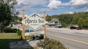 A sign for a hotel named 'Après Inn' in Killington, VT, indicating a vacancy.