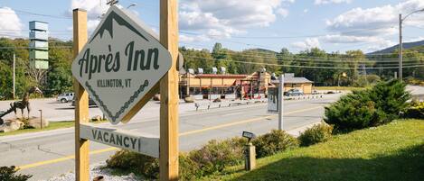 A sign for 'Apre's Inn' indicating a vacancy.