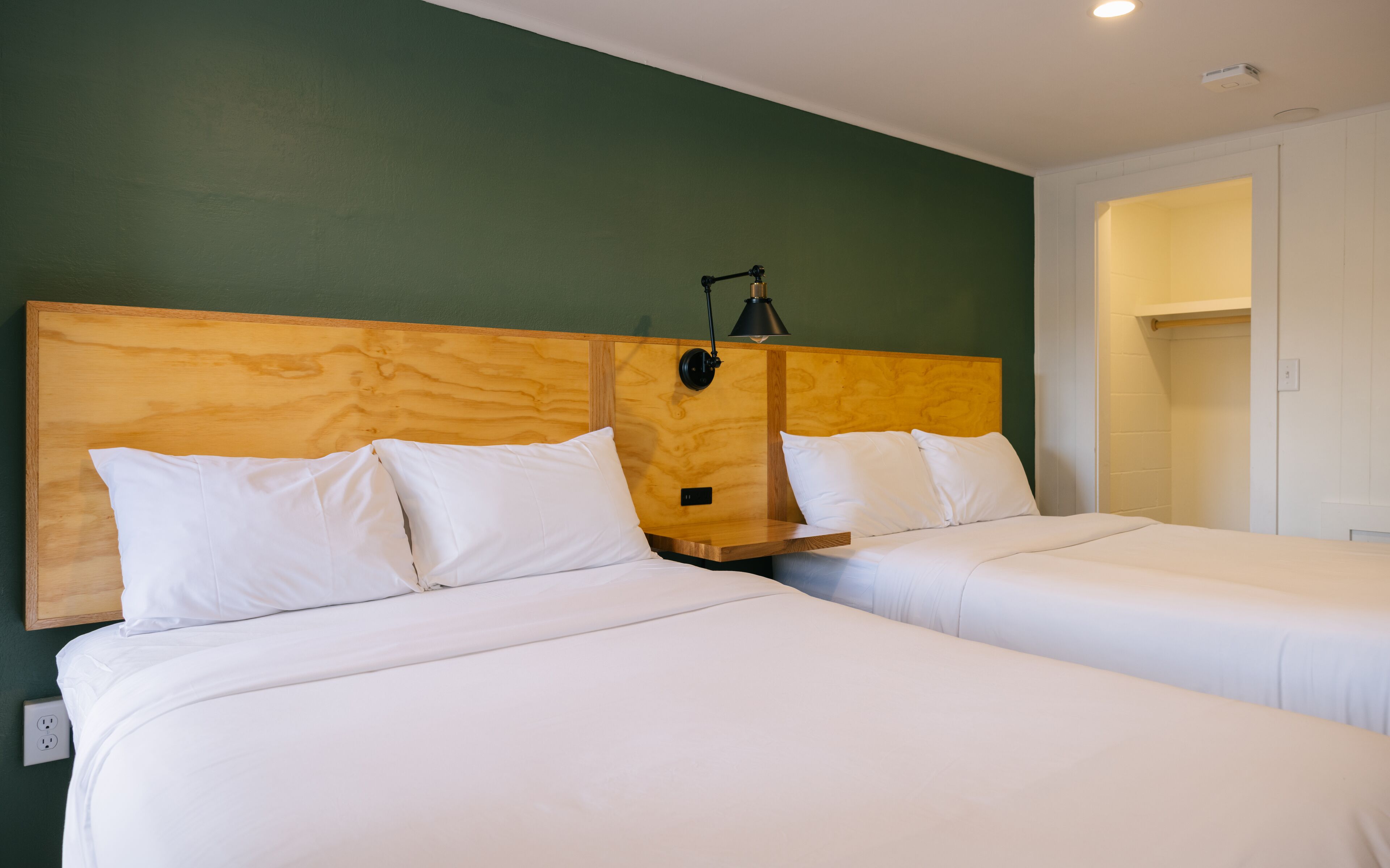 Quarto premium, 2 camas de casal | Camas com colchões de espuma com sistema de memória, escrivaninha