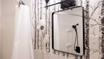 Suite estudio básica | Baño | Secador de pelo, toallas, jabón y champú