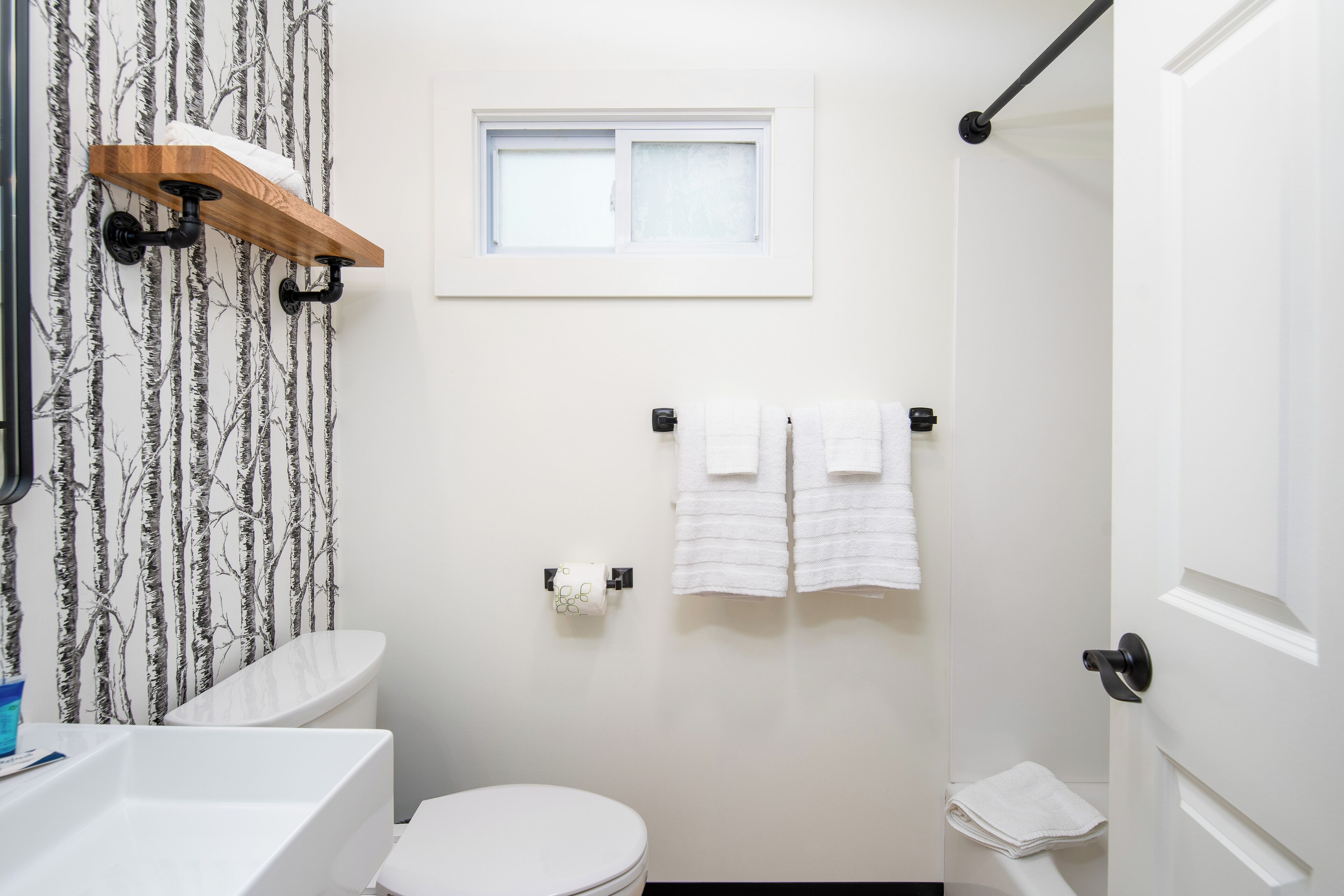 Camera Premium, 1 letto queen | Bagno | Asciugacapelli, asciugamani, sapone, shampoo
