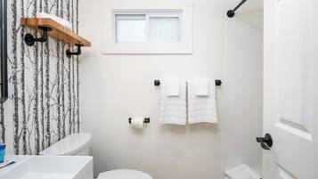 Camera Premium, 1 letto queen | Bagno | Asciugacapelli, asciugamani, sapone, shampoo