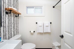 Premium Room, 1 Queen Bed | Bathroom | Hair dryer, towels, soap, shampoo - Après Inn Killington (Killington)