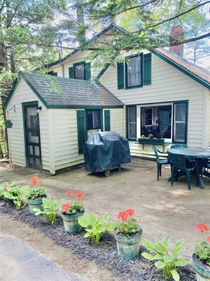 Outdoor dining - PET FRIENDLY WITH A SANDY BEACH AND DOCK (Gray)