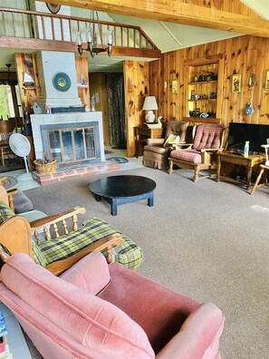 TV, fireplace - PET FRIENDLY WITH A SANDY BEACH AND DOCK (Gray)