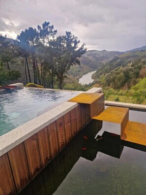 Outdoor pool, a heated pool - Javardo Family House (Marco de Canaveses)