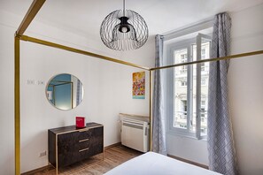 1 habitación, tabla de planchar con plancha, wifi gratis y ropa de cama 