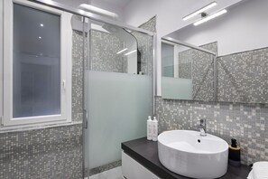 Douche, sèche-cheveux, bidet, serviettes fournies