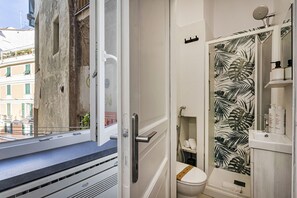 Een douche, een haardroger, een bidet, handdoeken