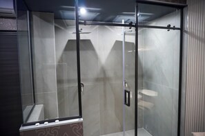 Ensemble douche/baignoire, douche hydromassante, sèche-cheveux