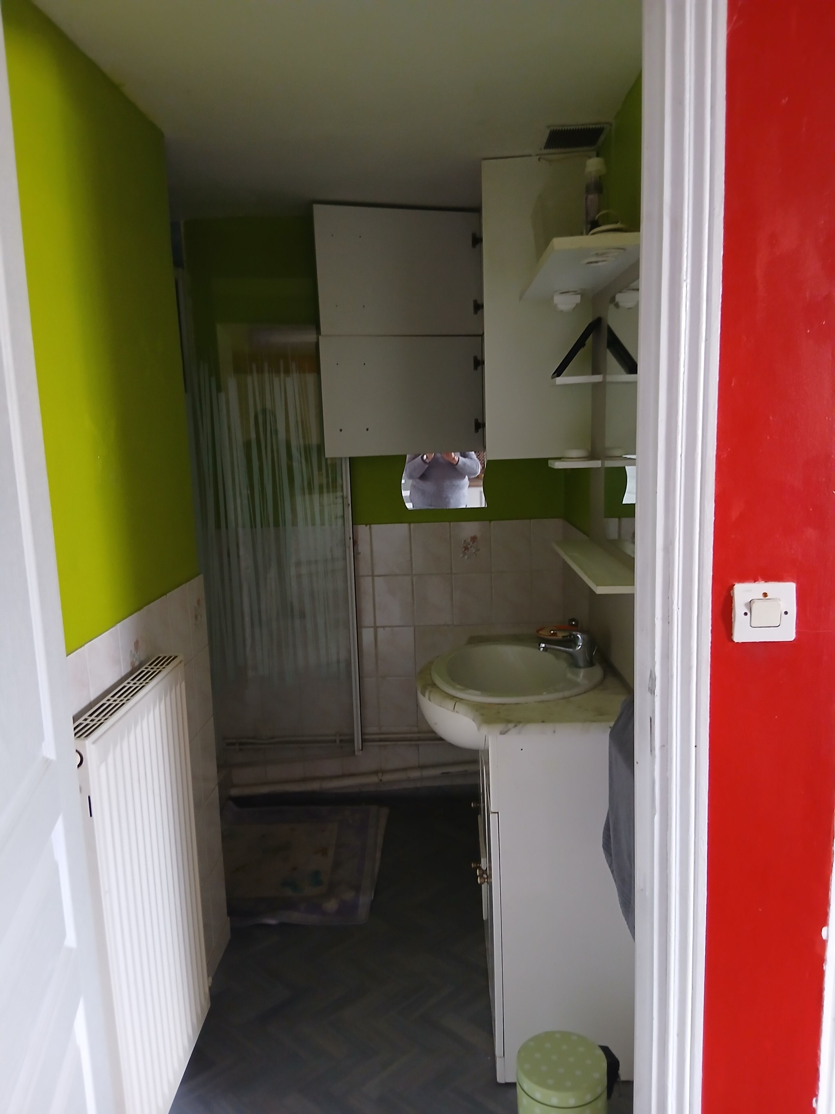 Sèche-cheveux, serviettes fournies, papier toilette