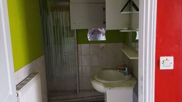 SĂšche-cheveux, serviettes fournies, papier toilette