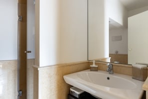 Een douche, een haardroger, een bidet, handdoeken