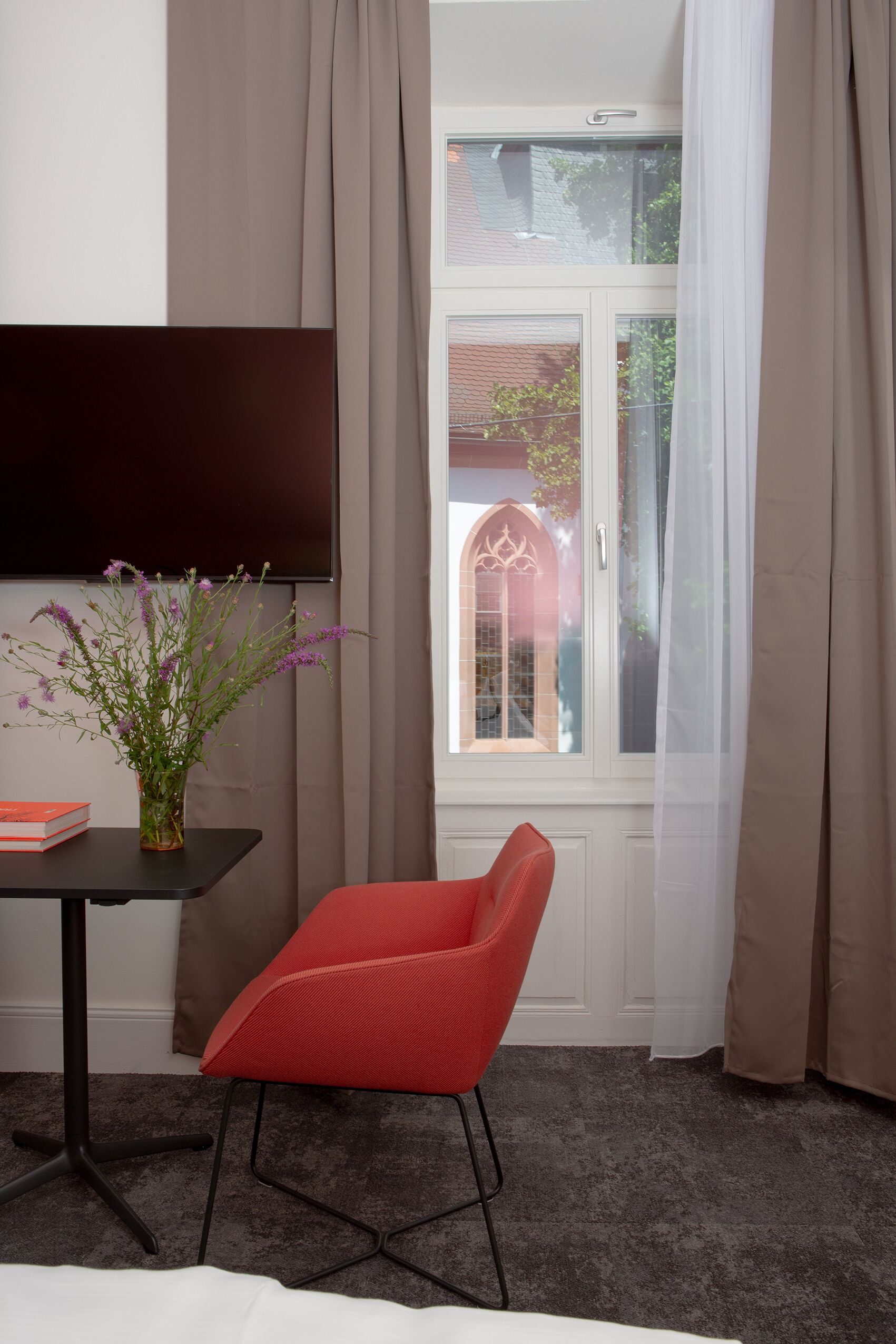 Deluxe Suite, Non Smoking | Hypo-allergenic bedding, in-room safe, individually decorated